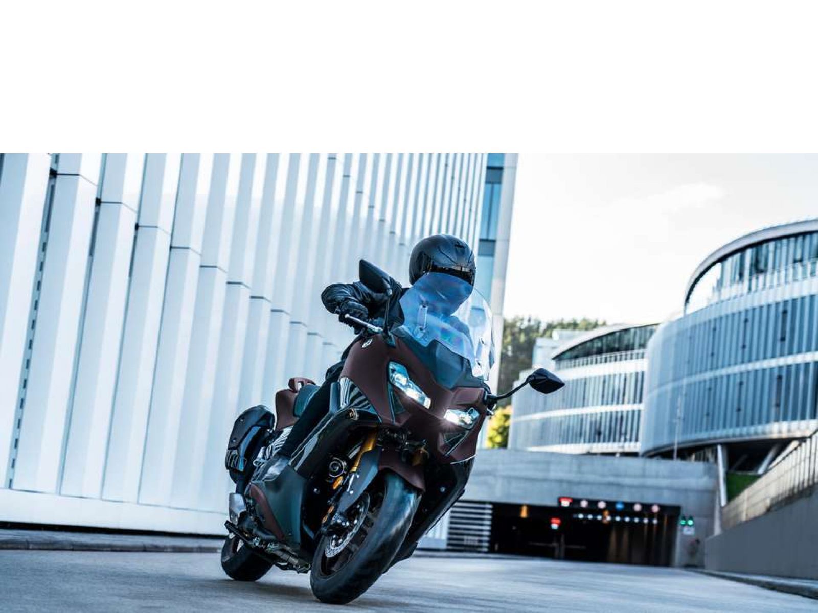 Скутер YAMAHA T-Max 560 TECH (Dark Magma) 2024